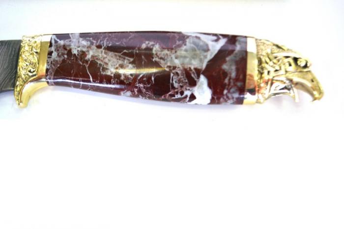 Подарочный нож из дамасской стали, яшмы и бронзы ручной работы «Ястреб». Подставка из яшмы_dopphoto