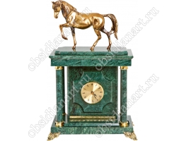 Подарочные часы с сейфом «Жеребец» из зеленого мрамора с бронзовой скульптурой коня