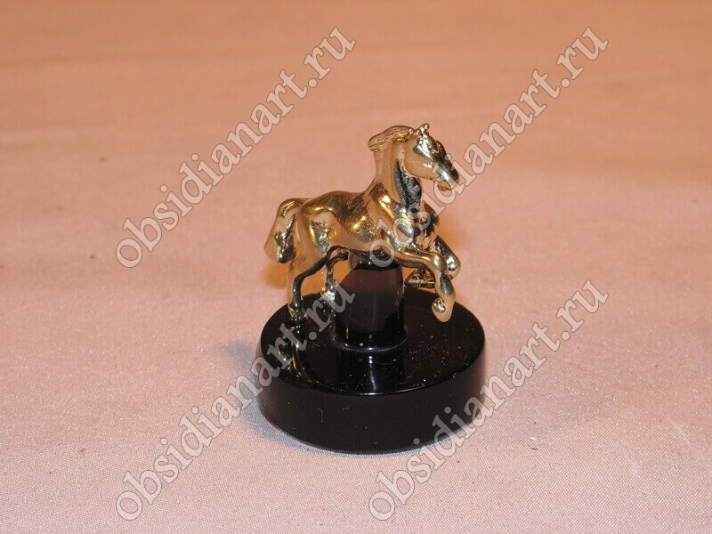 Скульптура «Конь» из бронзы и обсидиана