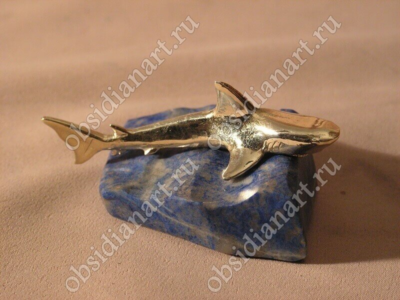 Скульптура «Акула» из бронзы и обсидиана