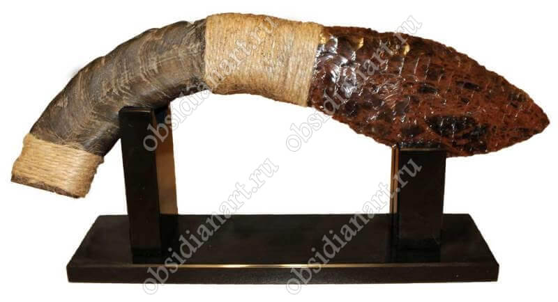 Нож из козьего рога и вулканического стекла «Неандерталец» на подставке из обсидиана