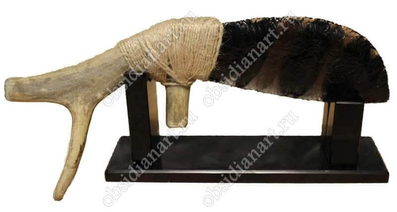 Нож из оленьего рога и вулканического стекла «Охотник» на подставке из обсидиана