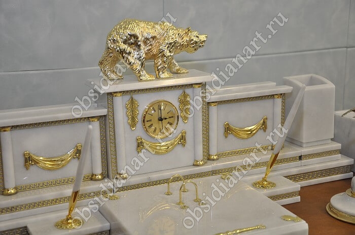 Настольный набор из белого мрамора «Кремлевский» с фигуркой медведя
